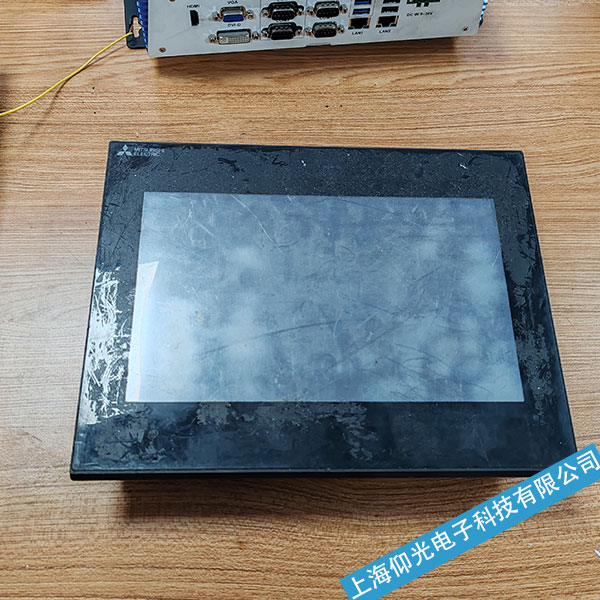 無錫三菱觸摸屏黑屏白屏無顯示常見故障及維修解決方法